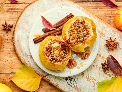 Пълнени ябълки с гранола, стафиди и карамелени бонбони - снимка на рецептата Пълнени ябълки с гранола, стафиди и карамелени бонбони - снимка на рецептата